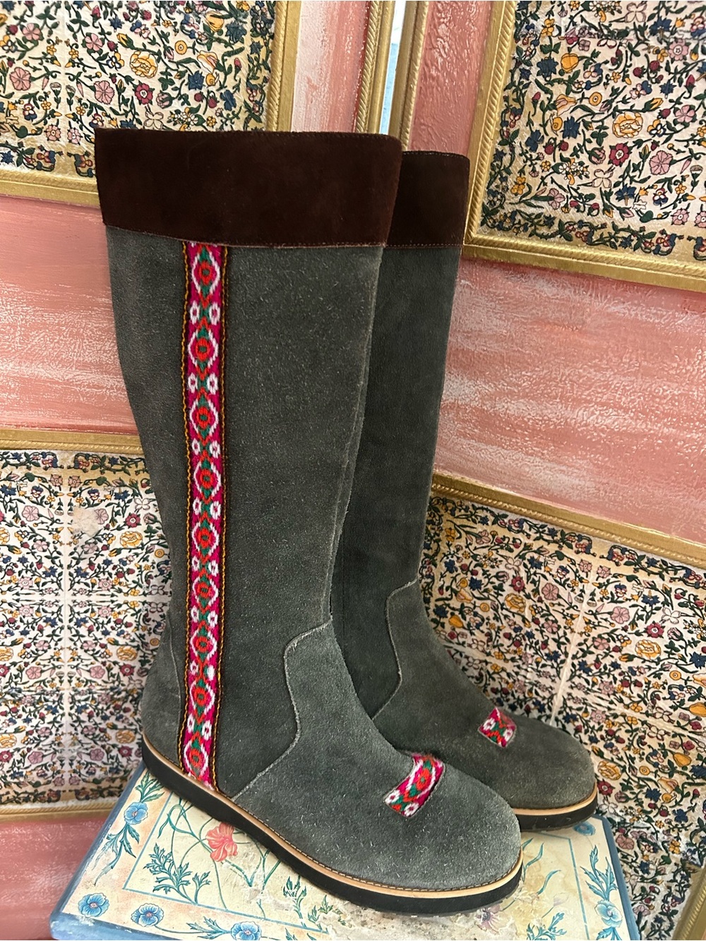 Fortress of Inca Suede Knee High Boho Boots Gray Embroidered Tribal Size 8